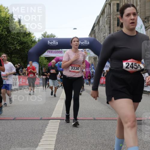 06.09.2026 - CURREX Alsterlauf Yannick Fuchs http://msf.ph/oto/10225946 06.09.2026 10:16:45 Ziel 2328, 2454, 2578, 2736, 2859, 3167, 3169, 3290, 3330, 3633, 3645, 4123, 4220, 4353, 4613, 5307, 5308, 5672, 5859, 8102 meine-sportfotos.de
