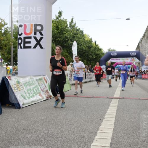 06.09.2026 - CURREX Alsterlauf Yannick Fuchs http://msf.ph/oto/10225950 06.09.2026 10:16:47 Ziel 2328, 2454, 2578, 2859, 3167, 3169, 3290, 3330, 3633, 3645, 4123, 4220, 4353, 4613, 5307, 5308, 5672, 5859, 8102 meine-sportfotos.de