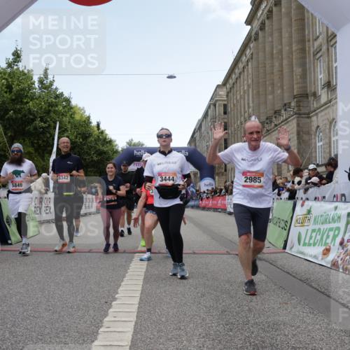 06.09.2026 - CURREX Alsterlauf Yannick Fuchs http://msf.ph/oto/10226121 06.09.2026 10:17:33 Ziel 2462, 2597, 2598, 2911, 2985, 3117, 3444, 3709, 5118, 5560, 5635, 5820, 5849, 6068, 6081, 6342, 6363, 8109 meine-sportfotos.de