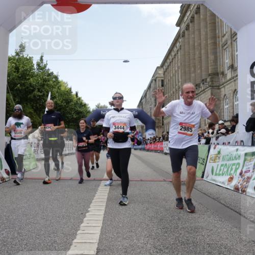 06.09.2026 - CURREX Alsterlauf Yannick Fuchs http://msf.ph/oto/10226122 06.09.2026 10:17:33 Ziel 2462, 2597, 2598, 2911, 2985, 3117, 3444, 3709, 5118, 5560, 5635, 5820, 5849, 6068, 6081, 6342, 6363, 8109 meine-sportfotos.de