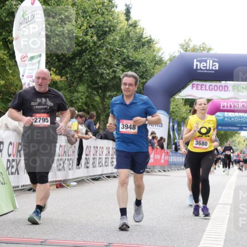 06.09.2026 - CURREX Alsterlauf Yannick Fuchs http://msf.ph/oto/10226183 06.09.2026 10:17:48 Ziel 2070, 2795, 3680, 3797, 3823, 3948, 4757, 4759, 5177 meine-sportfotos.de