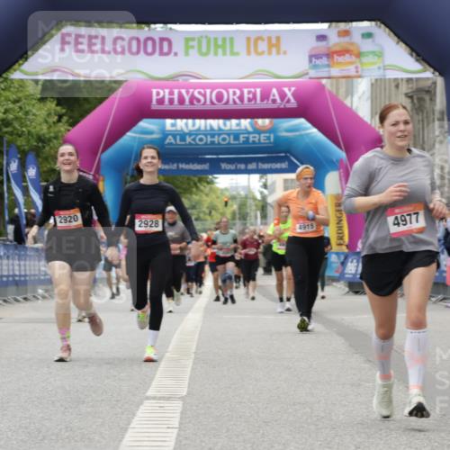 06.09.2026 - CURREX Alsterlauf Yannick Fuchs http://msf.ph/oto/10226219 06.09.2026 10:17:56 Ziel 2645, 2710, 2795, 2920, 2928, 3680, 3948, 4977, 5177 meine-sportfotos.de