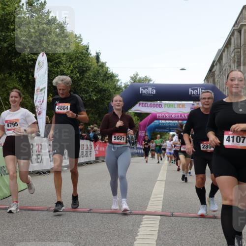 06.09.2026 - CURREX Alsterlauf Yannick Fuchs http://msf.ph/oto/10226360 06.09.2026 10:18:28 Ziel 2349, 2381, 2804, 3358, 3654, 3682, 3683, 4107, 4186, 4391, 4795, 4804, 5572, 5921, 6321, 6322 meine-sportfotos.de