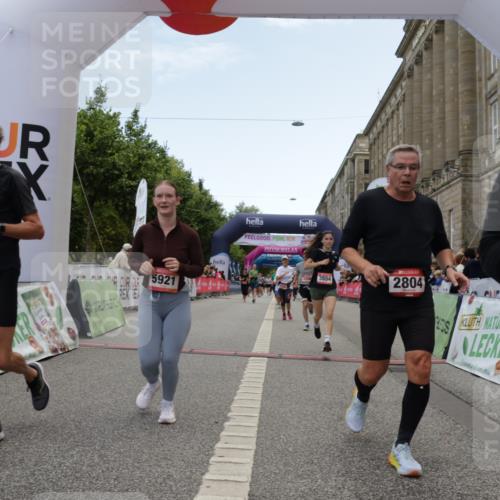 06.09.2026 - CURREX Alsterlauf Yannick Fuchs http://msf.ph/oto/10226367 06.09.2026 10:18:29 Ziel 2349, 2381, 2804, 2960, 3358, 3654, 4107, 4186, 4795, 4804, 5572, 5921, 6321, 6322 meine-sportfotos.de