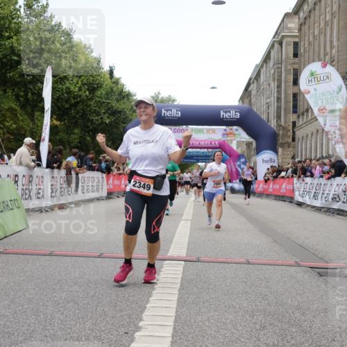 06.09.2026 - CURREX Alsterlauf Yannick Fuchs http://msf.ph/oto/10226377 06.09.2026 10:18:32 Ziel 2349, 2656, 2804, 2960, 3358, 3654, 4107, 4795, 4804, 5921, 6321, 6322, 8001 meine-sportfotos.de