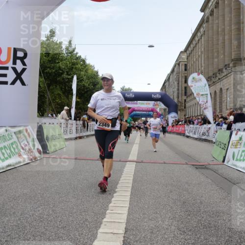 06.09.2026 - CURREX Alsterlauf Yannick Fuchs http://msf.ph/oto/10226380 06.09.2026 10:18:33 Ziel 2349, 2656, 2804, 2960, 3052, 3358, 3654, 4107, 4795, 4804, 5921, 8001 meine-sportfotos.de