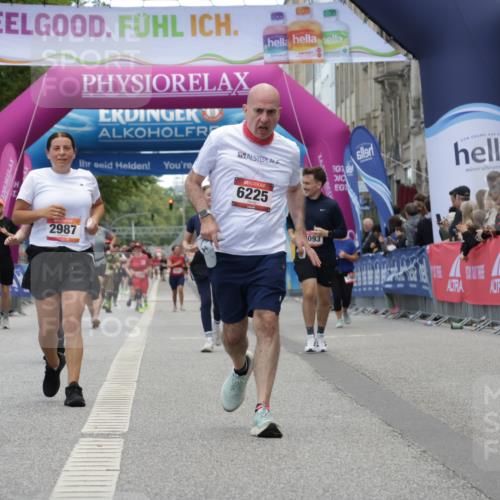 06.09.2026 - CURREX Alsterlauf Yannick Fuchs http://msf.ph/oto/10226984 06.09.2026 10:23:02 Ziel 2206, 2490, 2987, 3275, 4813, 5128, 6225 meine-sportfotos.de