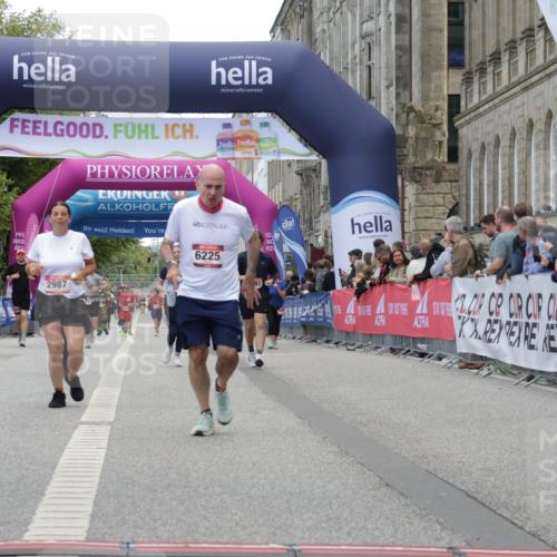 06.09.2026 - CURREX Alsterlauf Yannick Fuchs http://msf.ph/oto/10226987 06.09.2026 10:23:02 Ziel 2206, 2490, 2987, 3275, 4813, 5128, 6225 meine-sportfotos.de