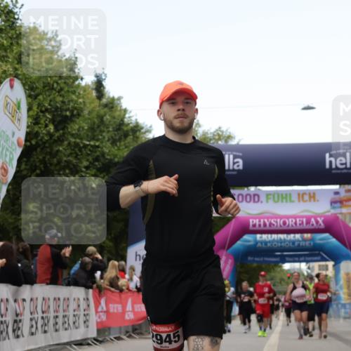 06.09.2026 - CURREX Alsterlauf Yannick Fuchs http://msf.ph/oto/10227025 06.09.2026 10:23:18 Ziel 2945, 3305, 4093, 4094, 4918, 5980, 6387 meine-sportfotos.de
