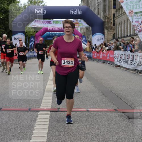 06.09.2026 - CURREX Alsterlauf Yannick Fuchs http://msf.ph/oto/10227085 06.09.2026 10:23:39 Ziel 2591, 2592, 2593, 2939, 3118, 3424, 3578, 3582, 4303, 4659, 6090, 8144 meine-sportfotos.de