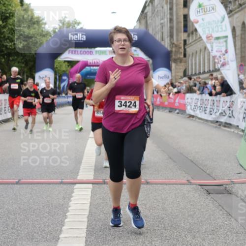 06.09.2026 - CURREX Alsterlauf Yannick Fuchs http://msf.ph/oto/10227088 06.09.2026 10:23:40 Ziel 2591, 2592, 2593, 2939, 3424, 3578, 3582, 4303, 4659, 6090, 8144 meine-sportfotos.de