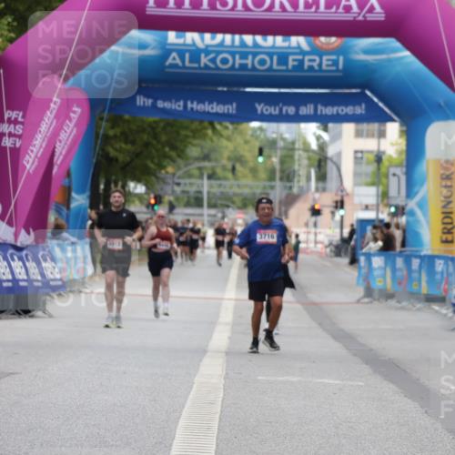 06.09.2026 - CURREX Alsterlauf Yannick Fuchs http://msf.ph/oto/10227238 06.09.2026 10:24:35 Ziel 3899, 3900, 5842 meine-sportfotos.de