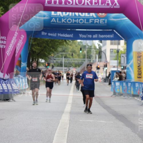 06.09.2026 - CURREX Alsterlauf Yannick Fuchs http://msf.ph/oto/10227240 06.09.2026 10:24:35 Ziel 3899, 3900, 5842 meine-sportfotos.de