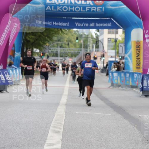 06.09.2026 - CURREX Alsterlauf Yannick Fuchs http://msf.ph/oto/10227241 06.09.2026 10:24:35 Ziel 3899, 3900, 5842 meine-sportfotos.de