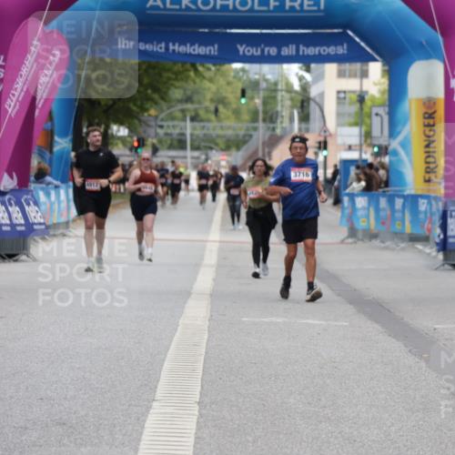 06.09.2026 - CURREX Alsterlauf Yannick Fuchs http://msf.ph/oto/10227243 06.09.2026 10:24:36 Ziel 3899, 3900, 5842 meine-sportfotos.de
