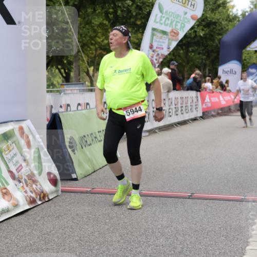 06.09.2026 - CURREX Alsterlauf Yannick Fuchs http://msf.ph/oto/10227400 06.09.2026 10:26:17 Ziel 2439, 2468, 4170, 5944 meine-sportfotos.de