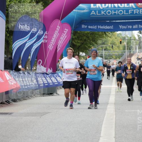 06.09.2026 - CURREX Alsterlauf Yannick Fuchs http://msf.ph/oto/10227438 06.09.2026 10:26:40 Ziel 2282, 2283, 3784, 5058 meine-sportfotos.de