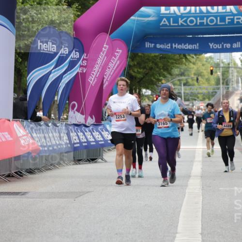 06.09.2026 - CURREX Alsterlauf Yannick Fuchs http://msf.ph/oto/10227439 06.09.2026 10:26:40 Ziel 2282, 2283, 3784, 5058 meine-sportfotos.de