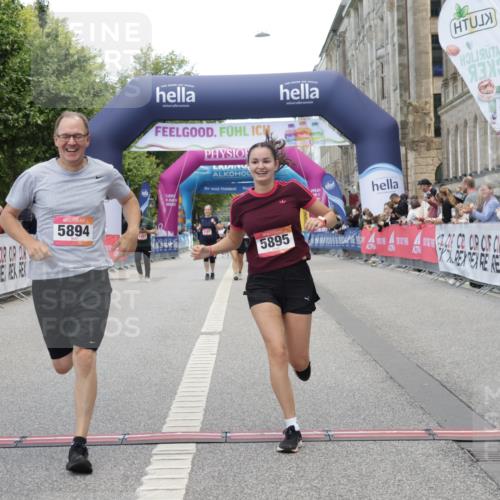 06.09.2026 - CURREX Alsterlauf Yannick Fuchs http://msf.ph/oto/10227510 06.09.2026 10:27:19 Ziel 2052, 3783, 5894, 5895 meine-sportfotos.de