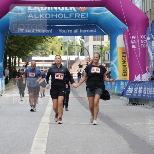 06.09.2026 - CURREX Alsterlauf Yannick Fuchs http://msf.ph/oto/10227698 06.09.2026 10:29:07 Ziel 4554, 4555, 4836 meine-sportfotos.de