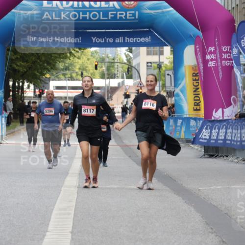 06.09.2026 - CURREX Alsterlauf Yannick Fuchs http://msf.ph/oto/10227699 06.09.2026 10:29:07 Ziel 4554, 4555, 4836 meine-sportfotos.de