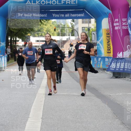 06.09.2026 - CURREX Alsterlauf Yannick Fuchs http://msf.ph/oto/10227700 06.09.2026 10:29:07 Ziel 4554, 4555, 4836 meine-sportfotos.de