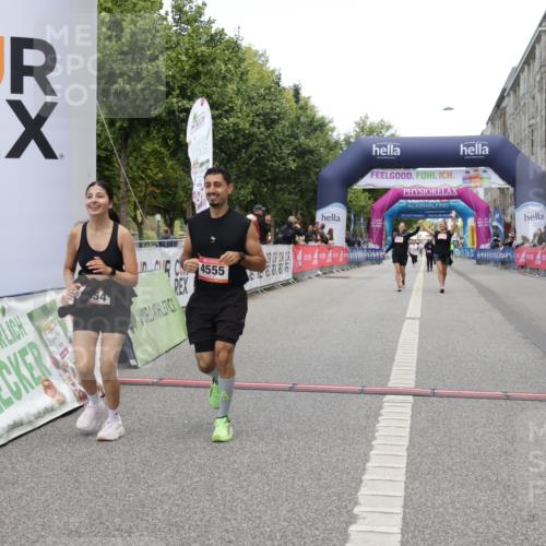 06.09.2026 - CURREX Alsterlauf Yannick Fuchs http://msf.ph/oto/10227710 06.09.2026 10:29:12 Ziel 4554, 4555 meine-sportfotos.de