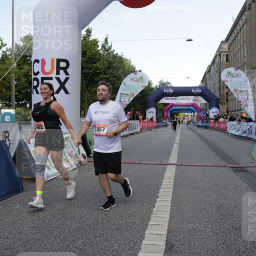 06.09.2026 - CURREX Alsterlauf Yannick Fuchs http://msf.ph/oto/10228017 06.09.2026 10:32:26 Ziel 2212, 4002, 5857 meine-sportfotos.de