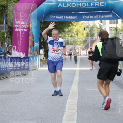 06.09.2026 - CURREX Alsterlauf Yannick Fuchs http://msf.ph/oto/10228105 06.09.2026 10:34:28 Ziel 3071, 3088 meine-sportfotos.de