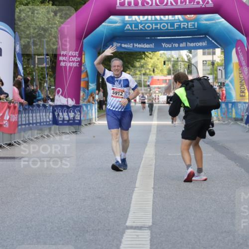 06.09.2026 - CURREX Alsterlauf Yannick Fuchs http://msf.ph/oto/10228107 06.09.2026 10:34:29 Ziel 3071, 3088 meine-sportfotos.de