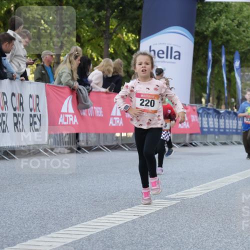 06.09.2026 - CURREX Alsterlauf Yannick Fuchs http://msf.ph/oto/10228806 06.09.2026 10:55:31 Ziel 156, 166, 220, 232, 368, 369, 435 meine-sportfotos.de