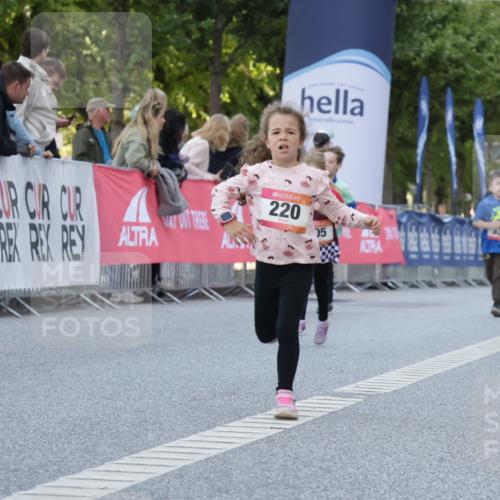 06.09.2026 - CURREX Alsterlauf Yannick Fuchs http://msf.ph/oto/10228807 06.09.2026 10:55:31 Ziel 156, 166, 220, 232, 368, 369, 435 meine-sportfotos.de