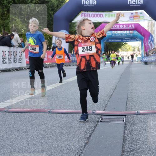 06.09.2026 - CURREX Alsterlauf Yannick Fuchs http://msf.ph/oto/10228825 06.09.2026 10:55:42 Ziel 237, 248, 295, 305, 335, 342, 344, 410, 8169 meine-sportfotos.de