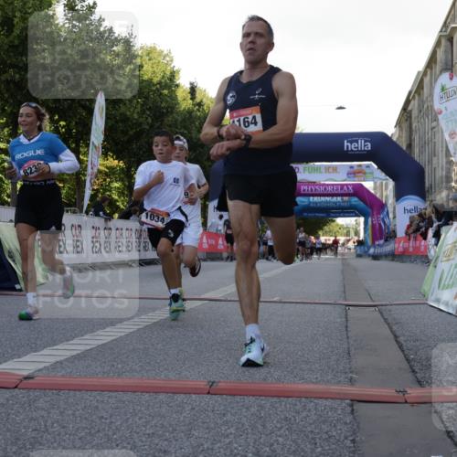 06.09.2026 - CURREX Alsterlauf Yannick Fuchs http://msf.ph/oto/10229659 06.09.2026 11:48:30 Ziel 1034, 1040, 1147, 1164, 1170, 1177, 1293, 8239, 8240 meine-sportfotos.de