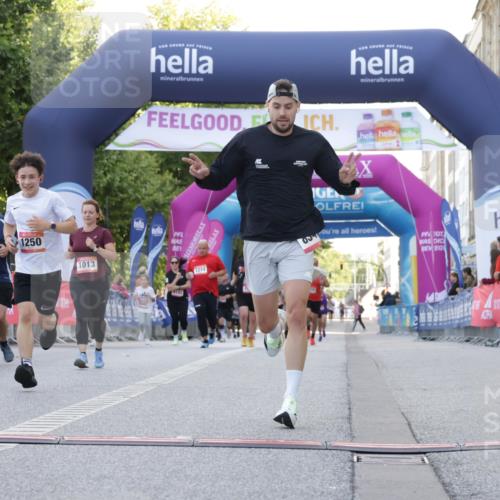 06.09.2026 - CURREX Alsterlauf Yannick Fuchs http://msf.ph/oto/10229705 06.09.2026 11:48:55 Ziel 1013, 1066, 1096, 1233, 1238, 1243, 1250, 1273, 1275, 1276, 1326, 1338, 8347 meine-sportfotos.de