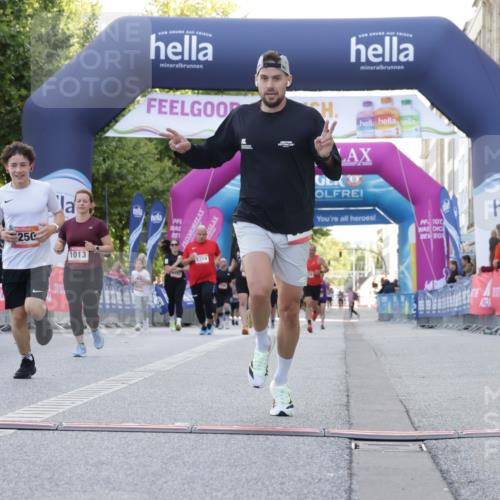 06.09.2026 - CURREX Alsterlauf Yannick Fuchs http://msf.ph/oto/10229706 06.09.2026 11:48:55 Ziel 1013, 1066, 1096, 1233, 1238, 1243, 1250, 1273, 1275, 1276, 1326, 1338, 8347 meine-sportfotos.de