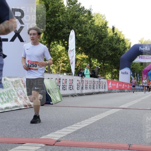 06.09.2026 - CURREX Alsterlauf Yannick Fuchs http://msf.ph/oto/10230273 06.09.2026 11:53:32 Ziel 1095, 1173, 1250, 1333, 1334, 3755, 8046, 8070 meine-sportfotos.de
