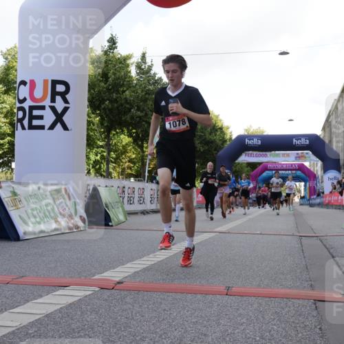 06.09.2026 - CURREX Alsterlauf Yannick Fuchs http://msf.ph/oto/10230416 06.09.2026 11:54:24 Ziel 1078, 1086, 1104, 1151, 1166, 1167, 1322, 1332, 1339, 8239, 8240 meine-sportfotos.de