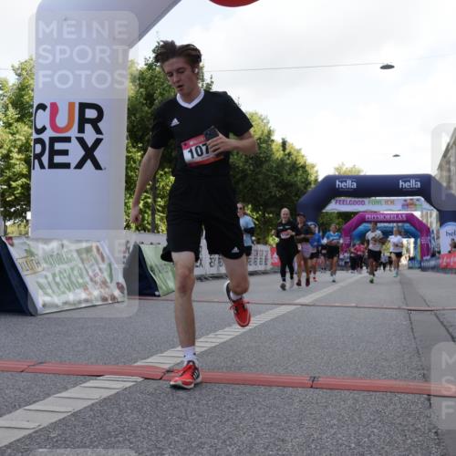 06.09.2026 - CURREX Alsterlauf Yannick Fuchs http://msf.ph/oto/10230418 06.09.2026 11:54:24 Ziel 1078, 1086, 1104, 1151, 1166, 1167, 1322, 1332, 1339, 8239, 8240 meine-sportfotos.de