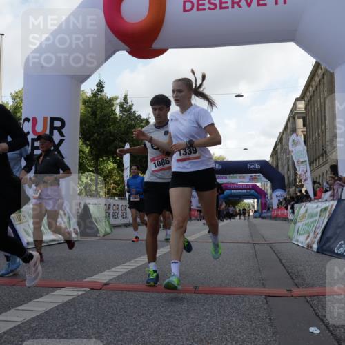 06.09.2026 - CURREX Alsterlauf Yannick Fuchs http://msf.ph/oto/10230430 06.09.2026 11:54:28 Ziel 1078, 1086, 1104, 1151, 1191, 1328, 1332, 1339, 8185, 8239, 8240 meine-sportfotos.de