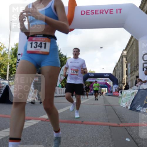 06.09.2026 - CURREX Alsterlauf Yannick Fuchs http://msf.ph/oto/10230569 06.09.2026 11:55:12 Ziel 1073, 1141, 1147, 1170, 1183, 1196, 1243, 1273, 1278, 1307, 1338, 1341, 8344 meine-sportfotos.de