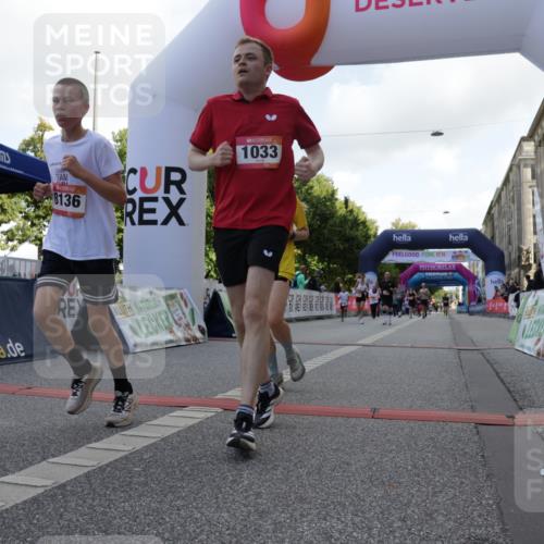 06.09.2026 - CURREX Alsterlauf Yannick Fuchs http://msf.ph/oto/10230621 06.09.2026 11:55:30 Ziel 1030, 1033, 1071, 1156, 1233, 1265, 1337, 8136 meine-sportfotos.de