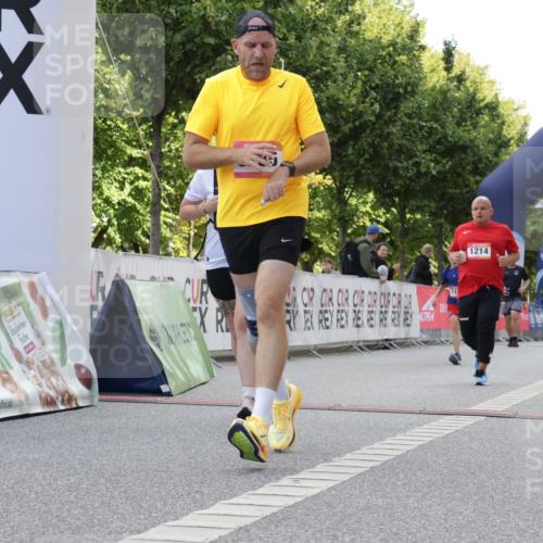 06.09.2026 - CURREX Alsterlauf Yannick Fuchs http://msf.ph/oto/10230727 06.09.2026 11:56:12 Ziel 1131, 1162, 1214, 1320, 8285, 8312 meine-sportfotos.de