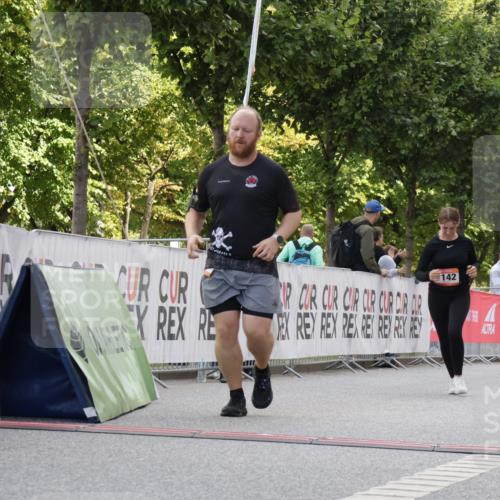 06.09.2026 - CURREX Alsterlauf Yannick Fuchs http://msf.ph/oto/10230748 06.09.2026 11:56:19 Ziel 1032, 1142, 1162, 1214, 8267 meine-sportfotos.de
