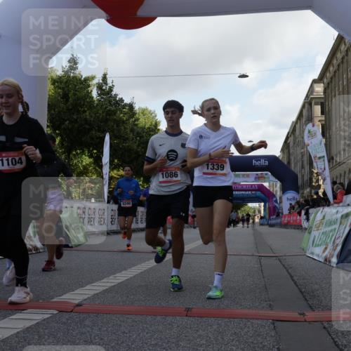 06.09.2026 - CURREX Alsterlauf Yannick Fuchs http://msf.ph/oto/10230902 06.09.2026 11:54:28 Ziel 1078, 1086, 1104, 1151, 1191, 1328, 1332, 1339, 8185, 8239, 8240 meine-sportfotos.de