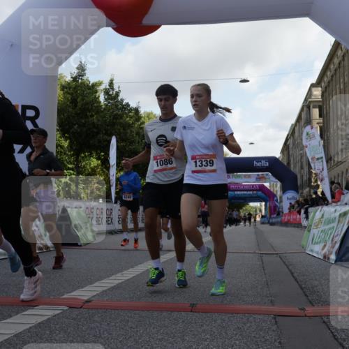 06.09.2026 - CURREX Alsterlauf Yannick Fuchs http://msf.ph/oto/10230904 06.09.2026 11:54:28 Ziel 1078, 1086, 1104, 1151, 1191, 1328, 1332, 1339, 8185, 8239, 8240 meine-sportfotos.de