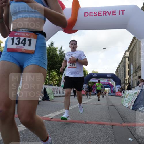06.09.2026 - CURREX Alsterlauf Yannick Fuchs http://msf.ph/oto/10231074 06.09.2026 11:55:12 Ziel 1073, 1141, 1147, 1170, 1183, 1196, 1243, 1273, 1278, 1307, 1338, 1341, 8344 meine-sportfotos.de