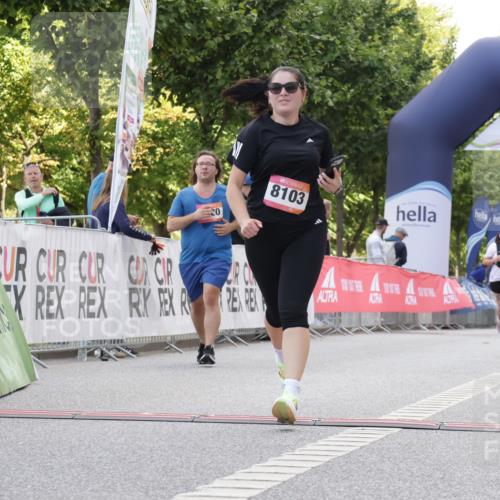 06.09.2026 - CURREX Alsterlauf Yannick Fuchs http://msf.ph/oto/10231226 06.09.2026 11:56:02 Ziel 1072, 1109, 1110, 1299, 1320, 1344, 8042, 8103, 8251, 8346 meine-sportfotos.de