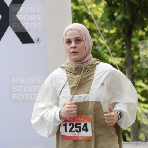 06.09.2026 - CURREX Alsterlauf Yannick Fuchs http://msf.ph/oto/10231715 06.09.2026 11:59:13 Ziel 1081, 1254, 1304 meine-sportfotos.de