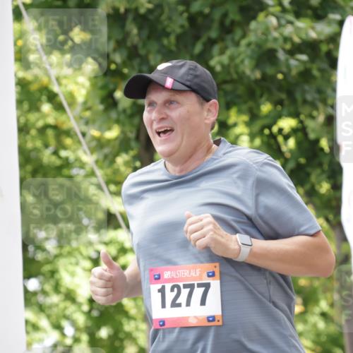 06.09.2026 - CURREX Alsterlauf Yannick Fuchs http://msf.ph/oto/10231724 06.09.2026 11:59:16 Ziel 1037, 1038, 1254, 1304, 1330 meine-sportfotos.de